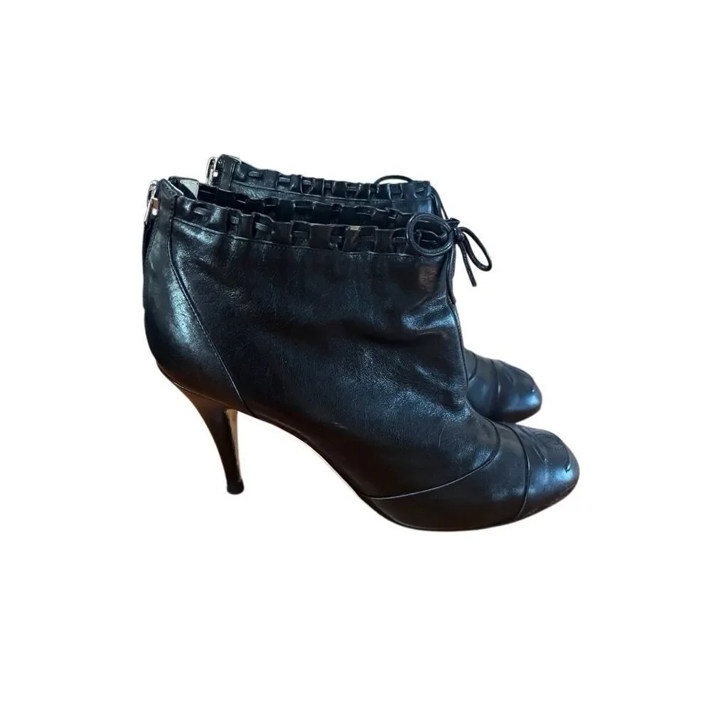 Chanel Interlocked CC Cap Toe Black Leather Ruffle Bow Ankle Boot Heels 38.5